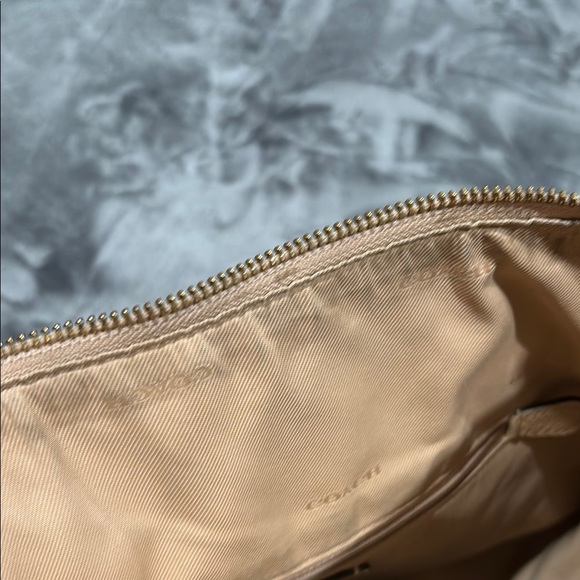 Coach Tan Shoulder Bag with Classic Slouchy Design - Picture 5 of 6